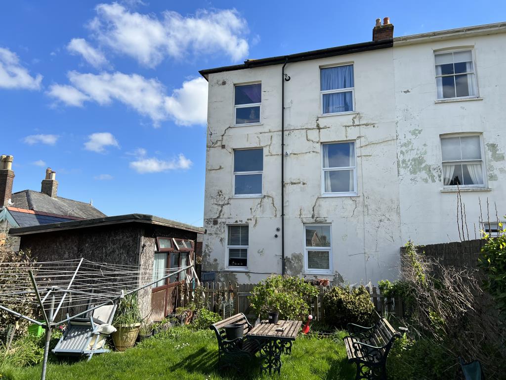 Lot: 132 - FOUR FREEHOLD FLATS FOR INVESTMENT - Four Freehold Flats for Investment Newport Isle of Wight